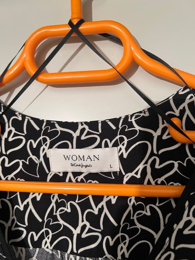 Vestido negro con estampado de corazones blancos