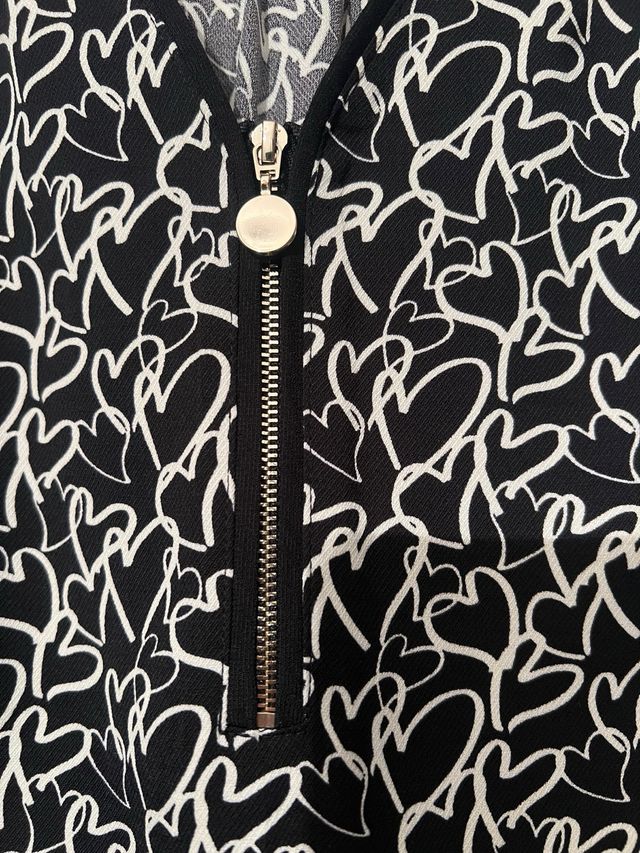 Vestido negro con estampado de corazones blancos