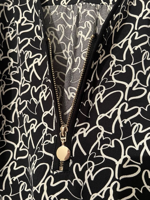 Vestido negro con estampado de corazones blancos