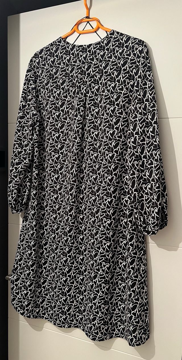 Vestido negro con estampado de corazones blancos