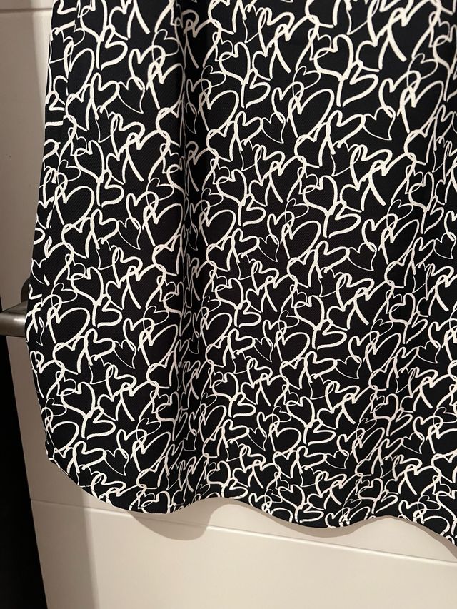 Vestido negro con estampado de corazones blancos