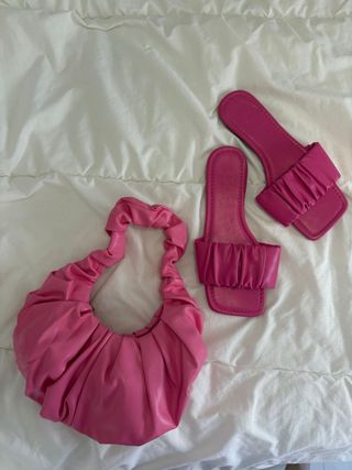 Bolso fruncido y sandalias rosa número 39