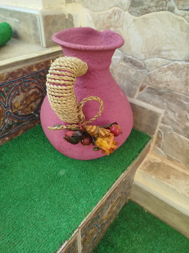 Jarrón de papel y mimbre rosa