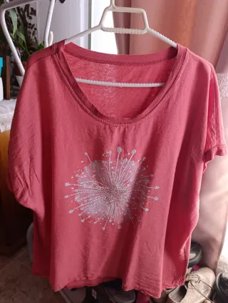 Camiseta rosa con adornos brillantes