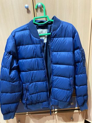 Cazadora bomber Hollister azul plumas