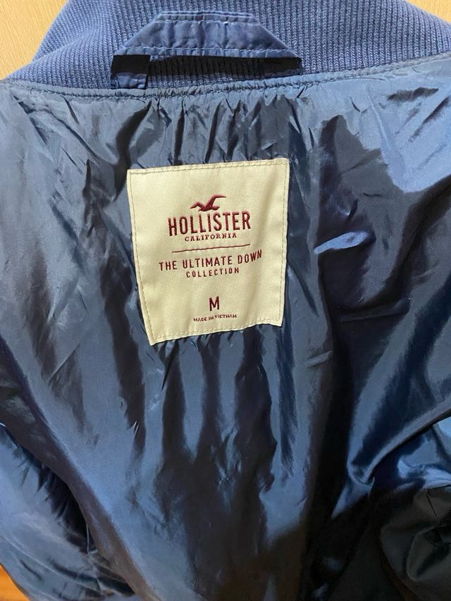 Cazadora bomber Hollister azul plumas