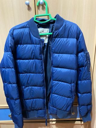Cazadora bomber Hollister azul plumas