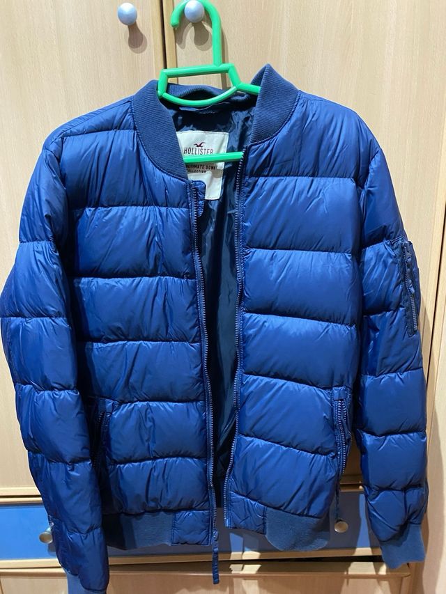 Cazadora bomber Hollister azul plumas