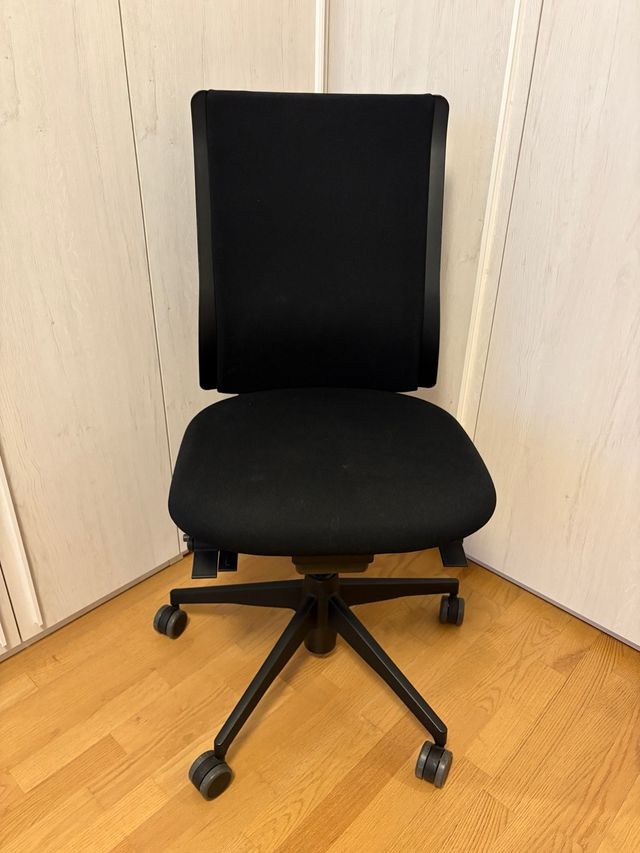 Silla de oficina ergonómica negra
