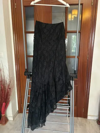 Vestido negro encaje volante asimétrico