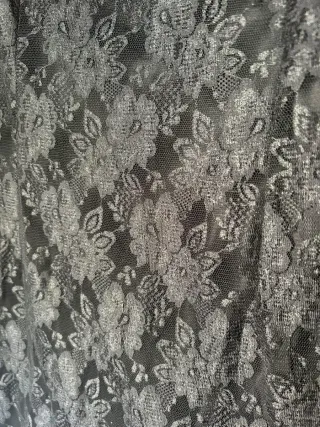 Vestido negro encaje volante asimétrico