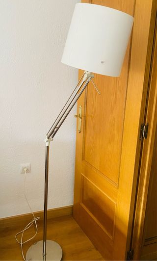Lámpara de pie extensible plateada