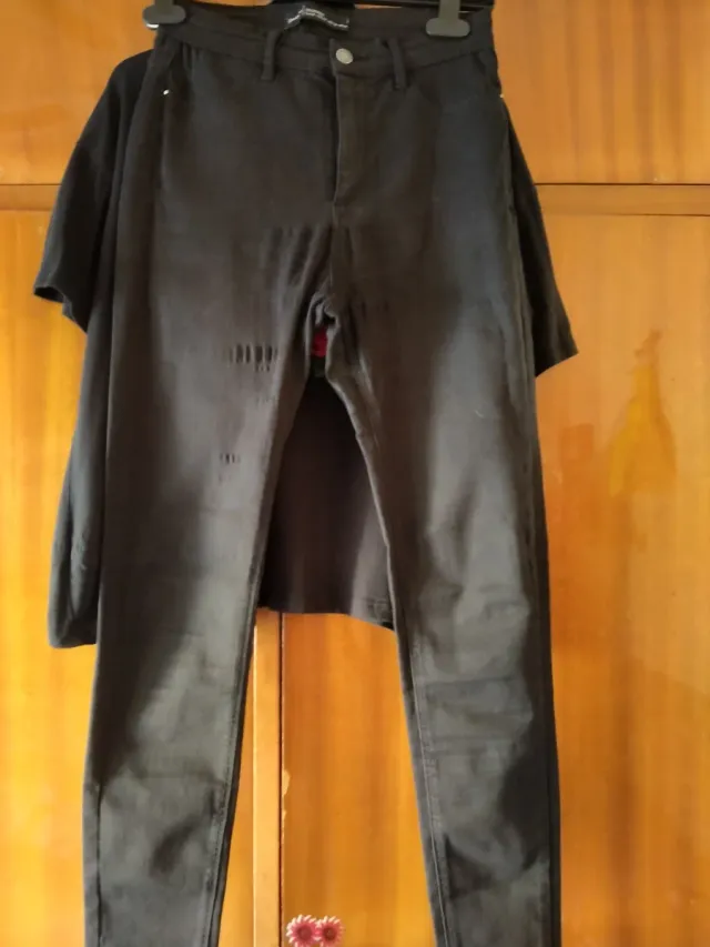 Camiseta y vaqueros negros de Stradivarius muj