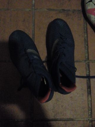 Botas de fútbol Puma blancas y azul 37.   36