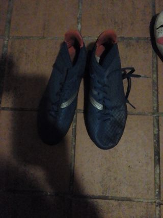 Botas de fútbol Puma blancas y azul 37.   36