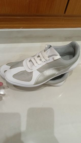 Zapatillas Puma Mujer Blancas y Plateadas