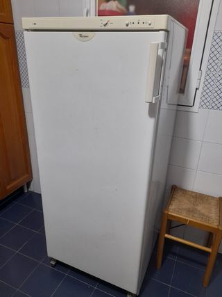 Congelador vertical alto 140 Whirpool 6 cajones