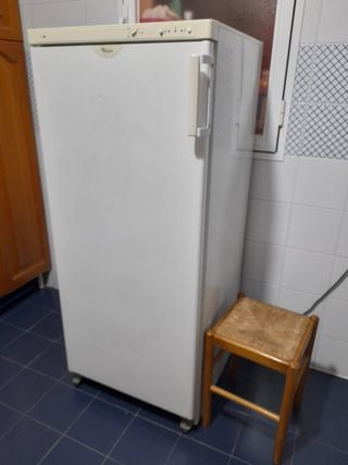 Congelador vertical alto 140 Whirpool 6 cajones