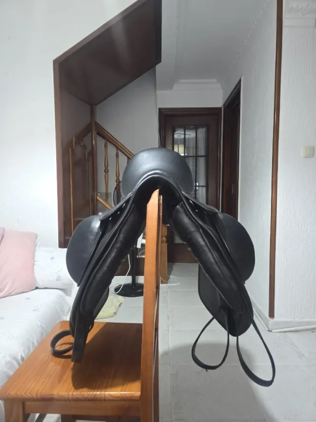 Montura inglesa doma cuero negra.