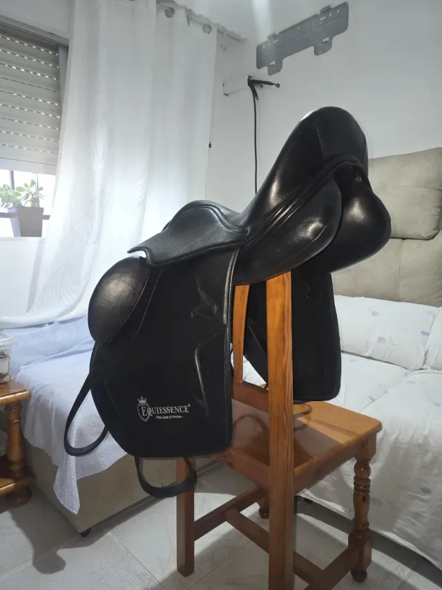 Montura inglesa doma cuero negra.