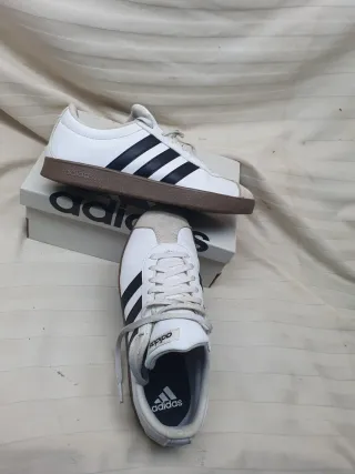 Zapatillas Adidas Blancas y Negras