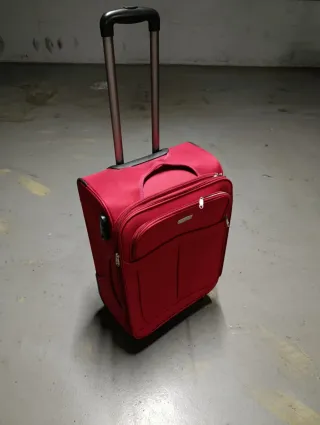 Maleta de viaje roja con ruedas