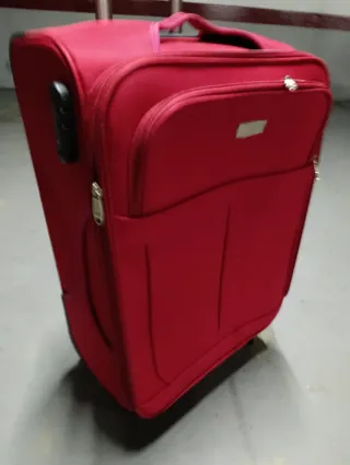 Maleta de viaje roja con ruedas