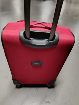 Maleta de viaje roja con ruedas