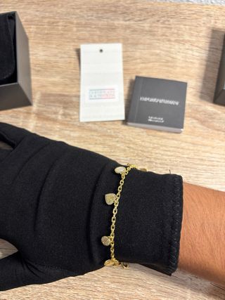 Pulsera Emporio Armani Corazones Dorada Nueva.