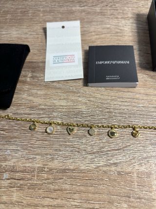 Pulsera Emporio Armani Corazones Dorada Nueva.