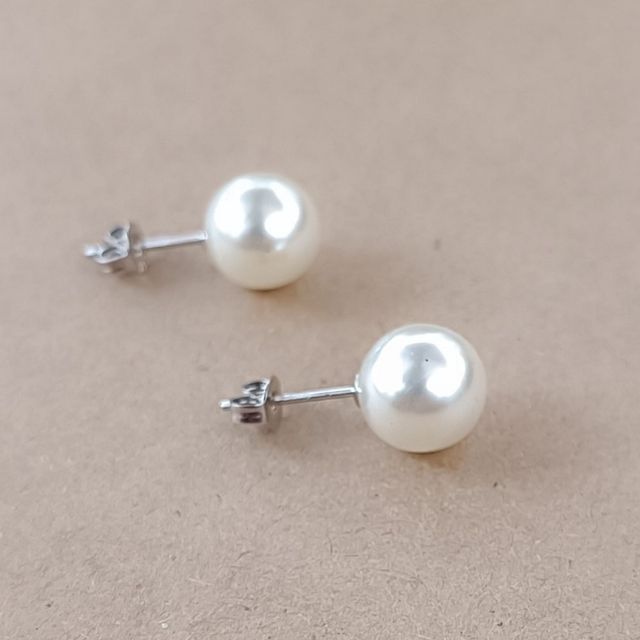 Pendientes de perlas blancas con cierre a presión