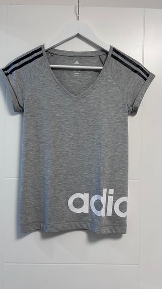 Camiseta Adidas gris con logo