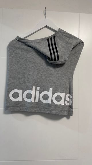 Camiseta Adidas gris con logo