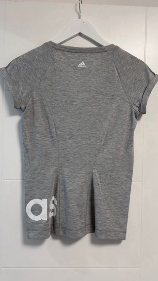 Camiseta Adidas gris con logo