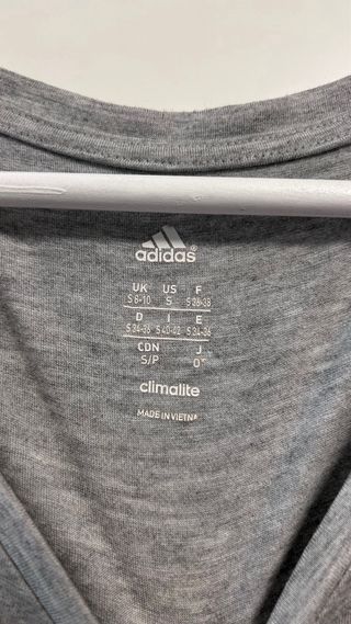 Camiseta Adidas gris con logo