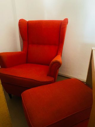 Sillón orejero rojo con puff