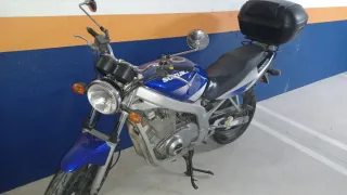 Suzuki GS500 con baúl SHAD