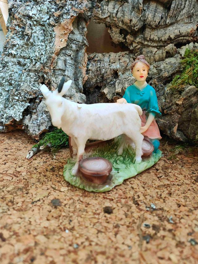 Figura pastora ordeñando cabra