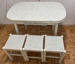 Mesa extensible con 3 taburetes