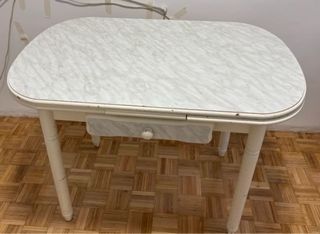 Mesa extensible con 3 taburetes