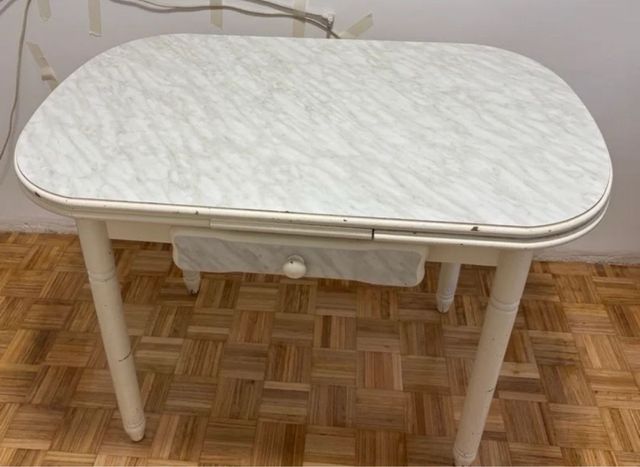 Mesa extensible con 3 taburetes