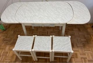 Mesa extensible con 3 taburetes