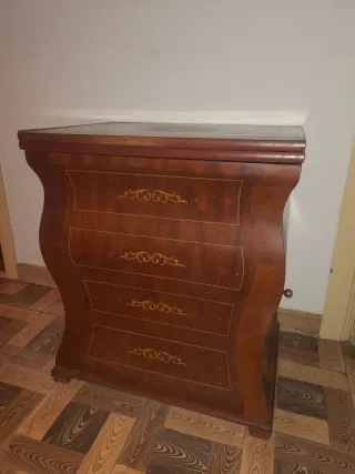 Máquina de coser Refrey en mesa de madera