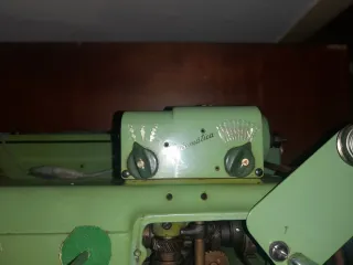 Máquina de coser Refrey en mesa de madera