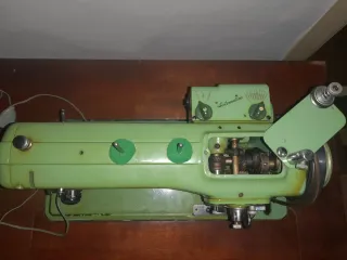 Máquina de coser Refrey en mesa de madera