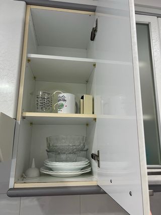 Muebles de Cocina Blancos y Plateados + Encimera