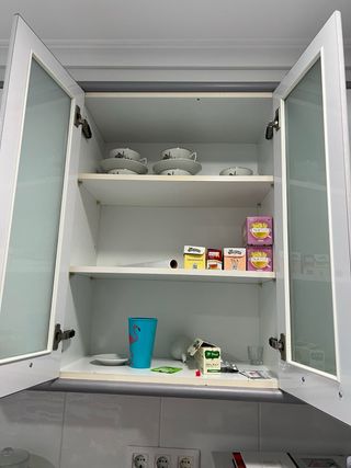 Muebles de Cocina Blancos y Plateados + Encimera