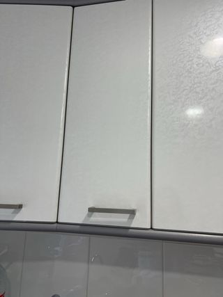 Muebles de Cocina Blancos y Plateados + Encimera