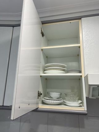 Muebles de Cocina Blancos y Plateados + Encimera