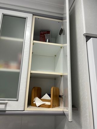 Muebles de Cocina Blancos y Plateados + Encimera